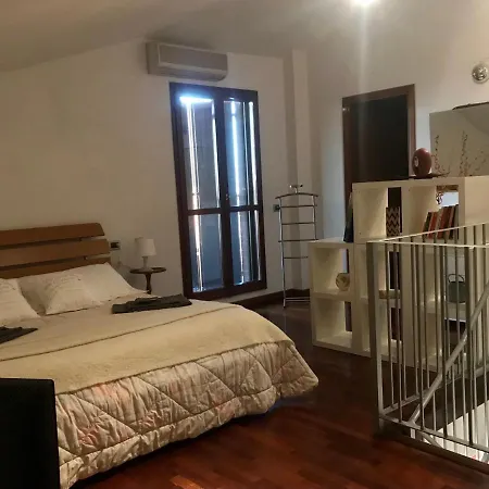 The Moon Seekers: La Mansarda Sotto La Luna Apartment *